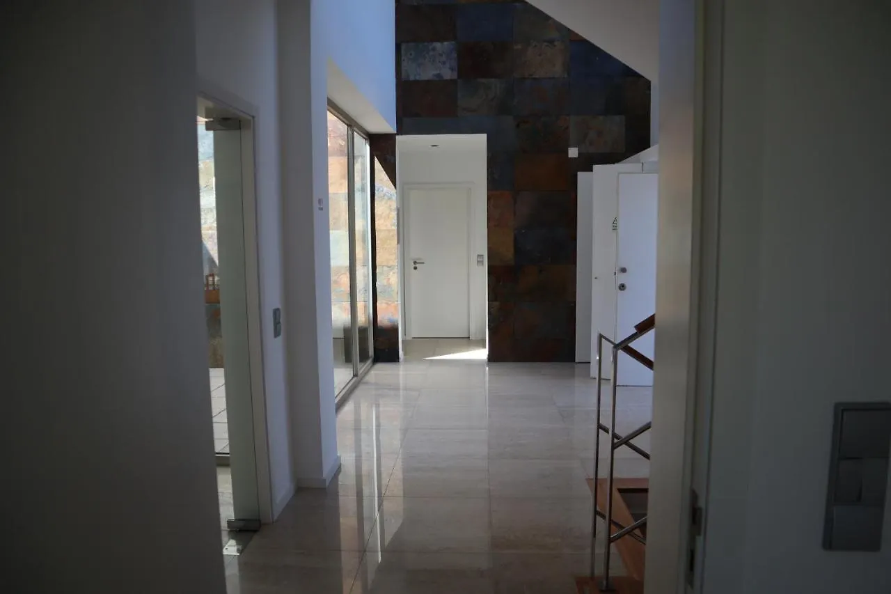 Villa Dos Salgados, 5Bdr, Beach Front, Near Salgados Golf Club Guia