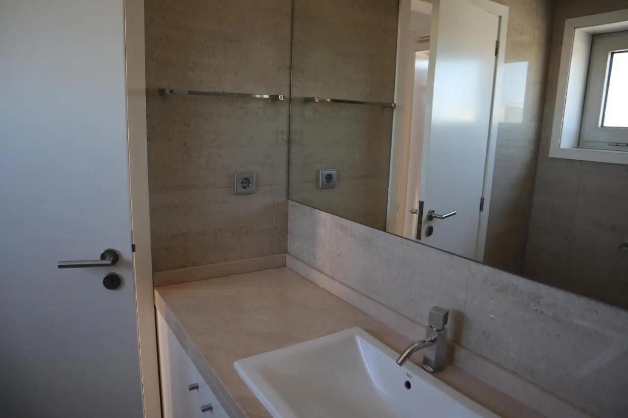 Villa Dos Salgados, 5Bdr, Beach Front, Near Salgados Golf Club Guia