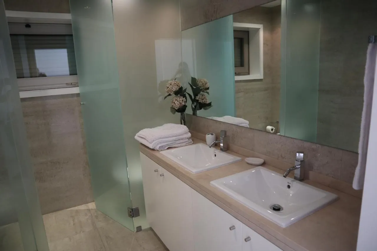 Villa Dos Salgados, 5Bdr, Beach Front, Near Salgados Golf Club Guia